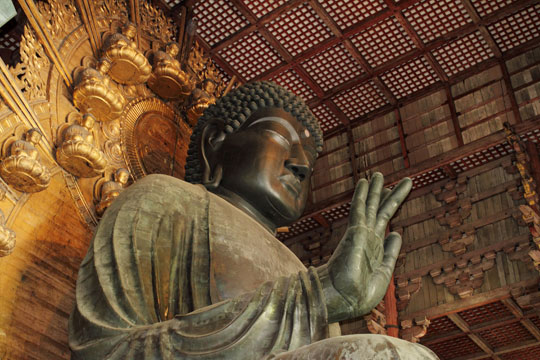 奈良県奈良市にある東大寺の大仏の写真